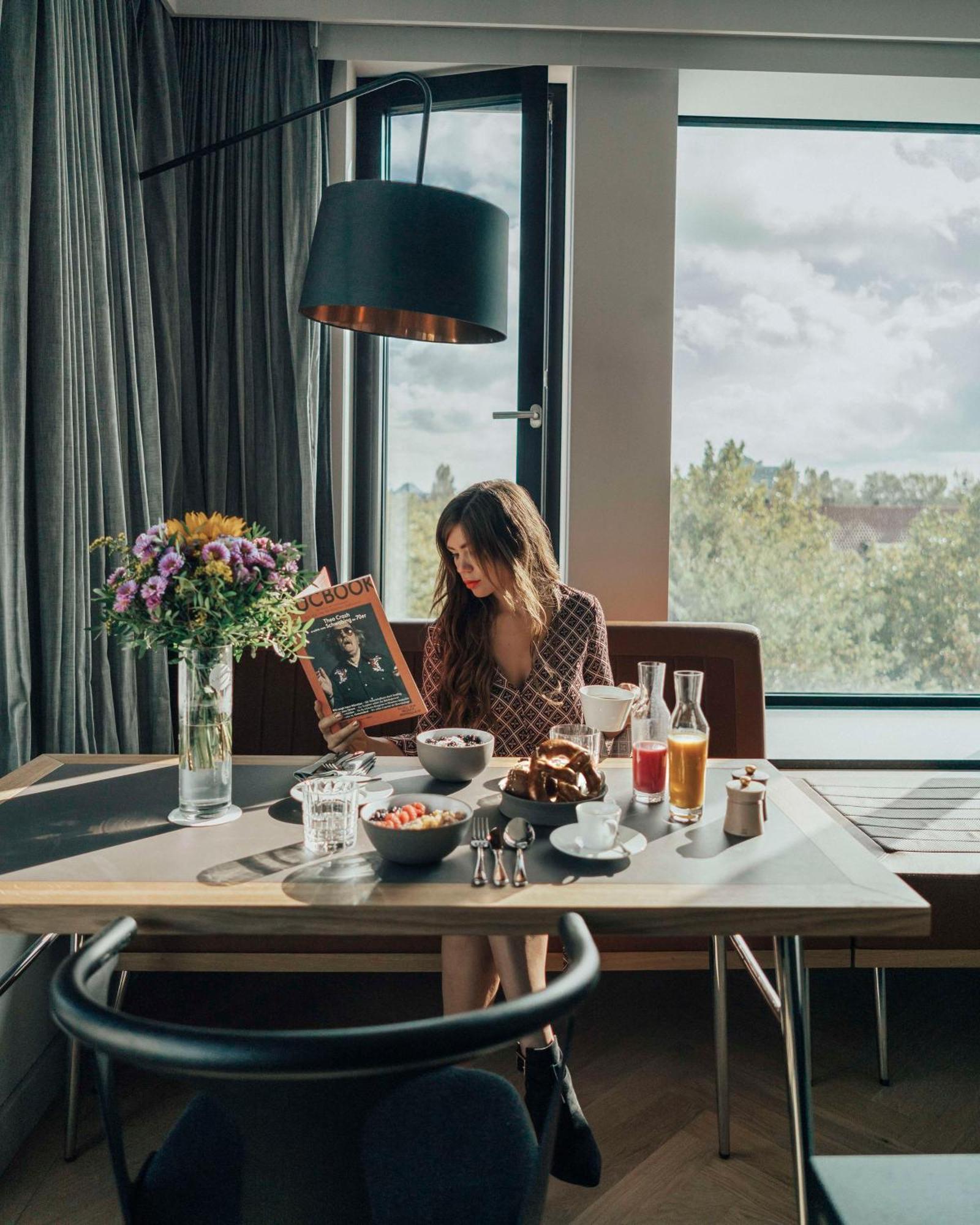 Готель Andaz Munich Schwabinger Tor, By Hyatt Екстер'єр фото A woman reading a magazine
