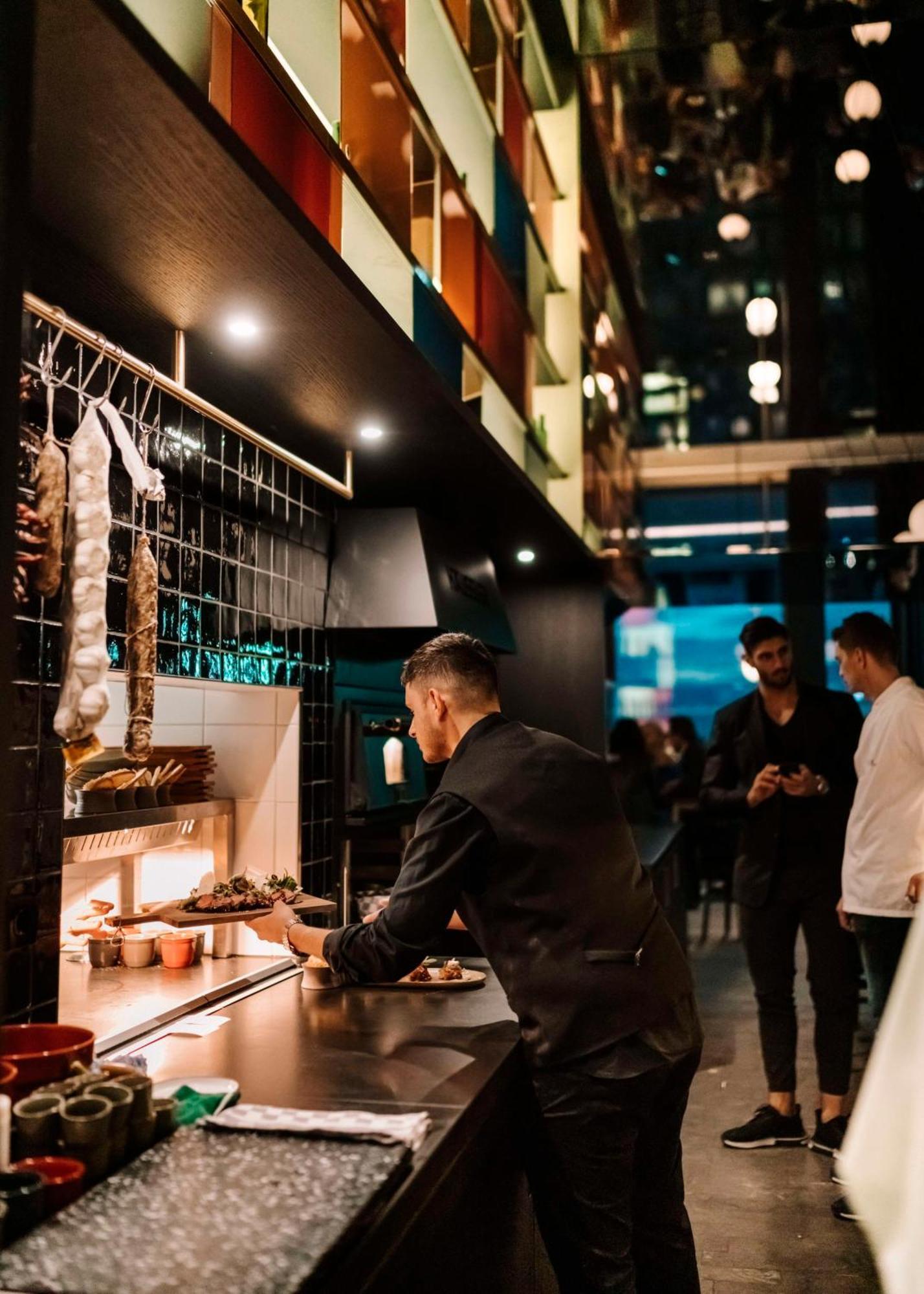 Готель Andaz Munich Schwabinger Tor, By Hyatt Екстер'єр фото Chef preparing food at a restaurant