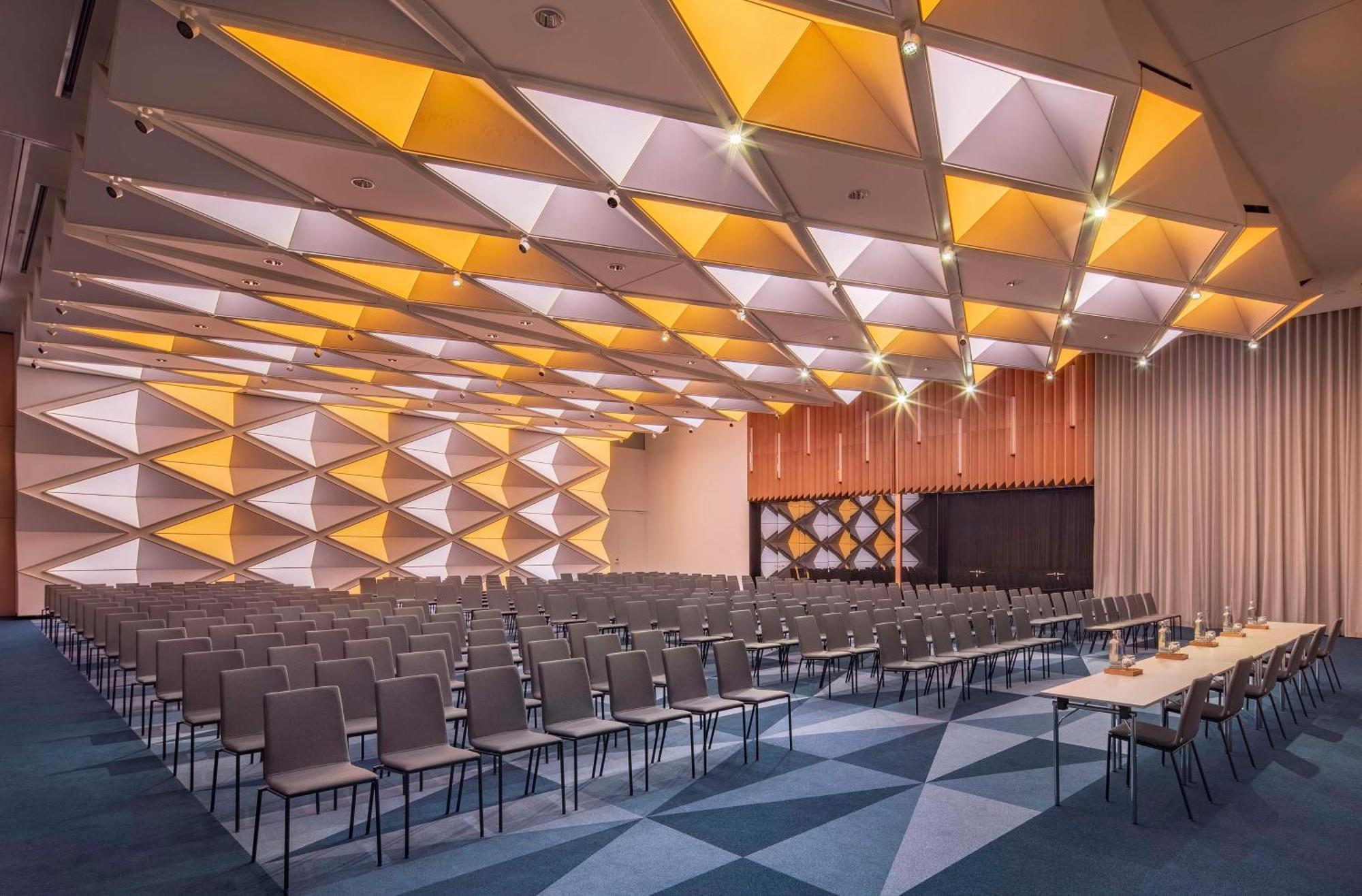Готель Andaz Munich Schwabinger Tor, By Hyatt Екстер'єр фото The interior of the conference centre