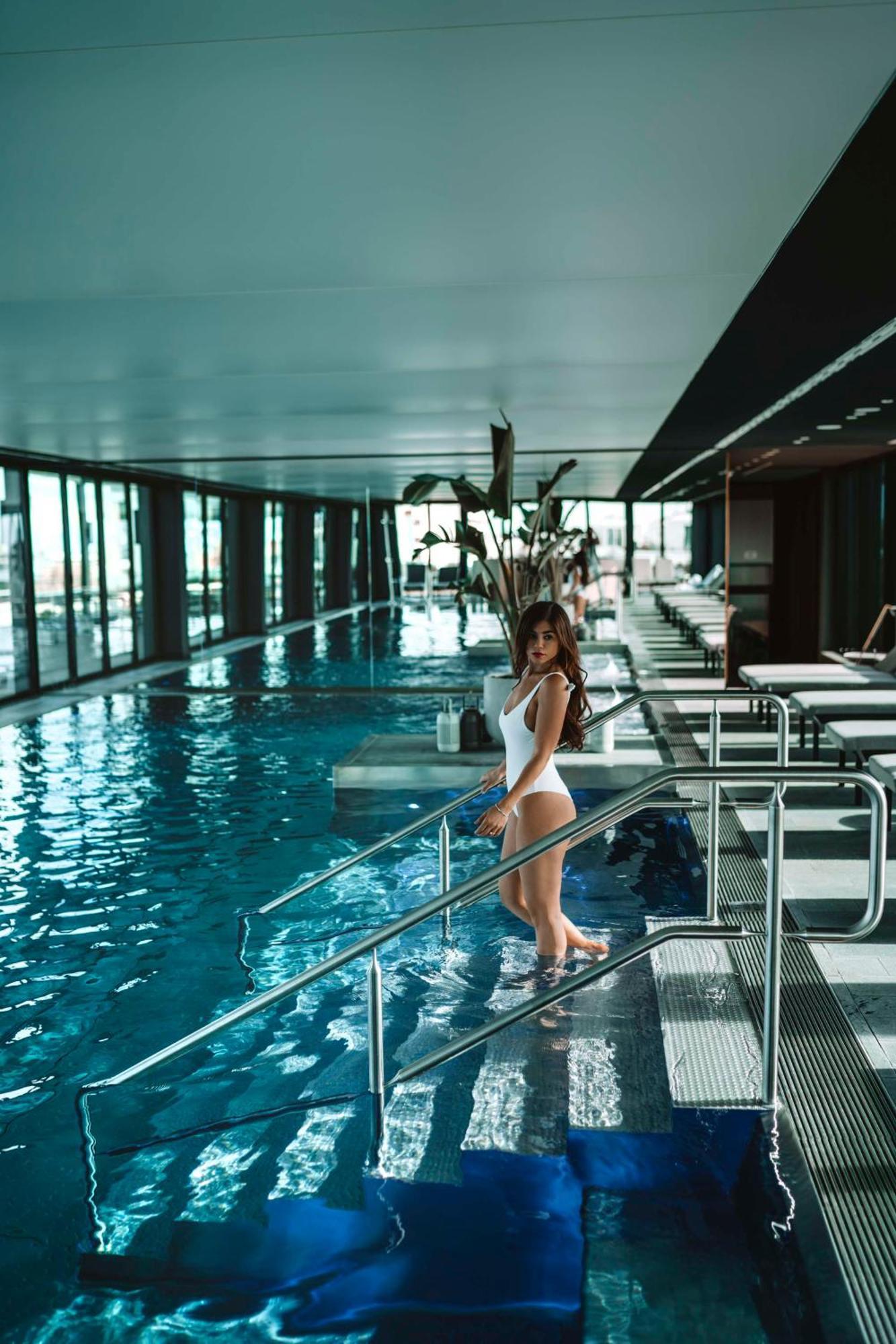 Готель Andaz Munich Schwabinger Tor, By Hyatt Екстер'єр фото The swimming pool at the hotel
