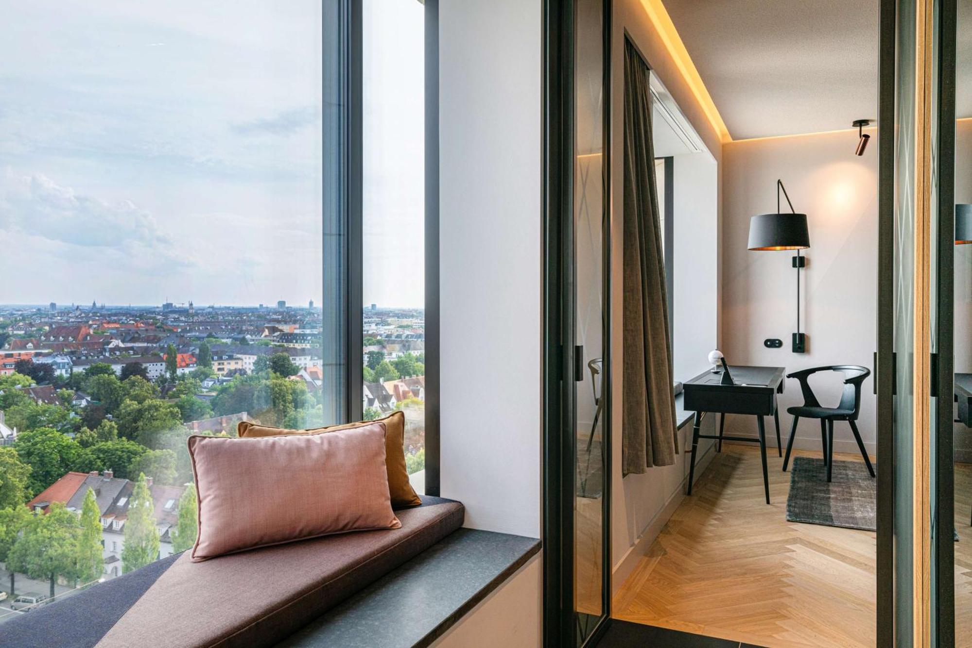 Готель Andaz Munich Schwabinger Tor, By Hyatt Екстер'єр фото A view of the living room from the balcony